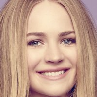 Britt Robertson Nackt