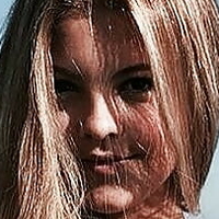 Julia Gomes Nackt