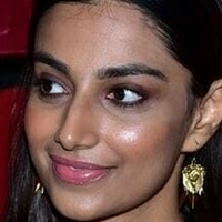 Meenakshi Chaudhary Nackt